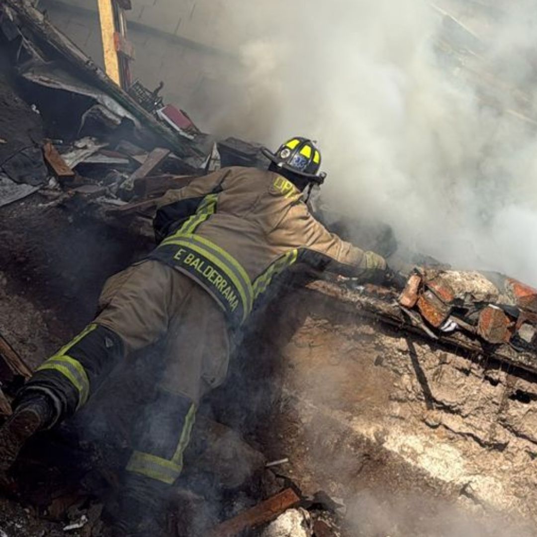 Rescatan a Dos Hombres Durante Incendio de Dos viviendas en Tijuana